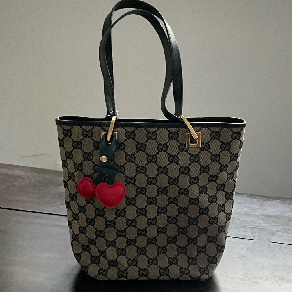 Gucci GG Canvas tote bag (Authentic)